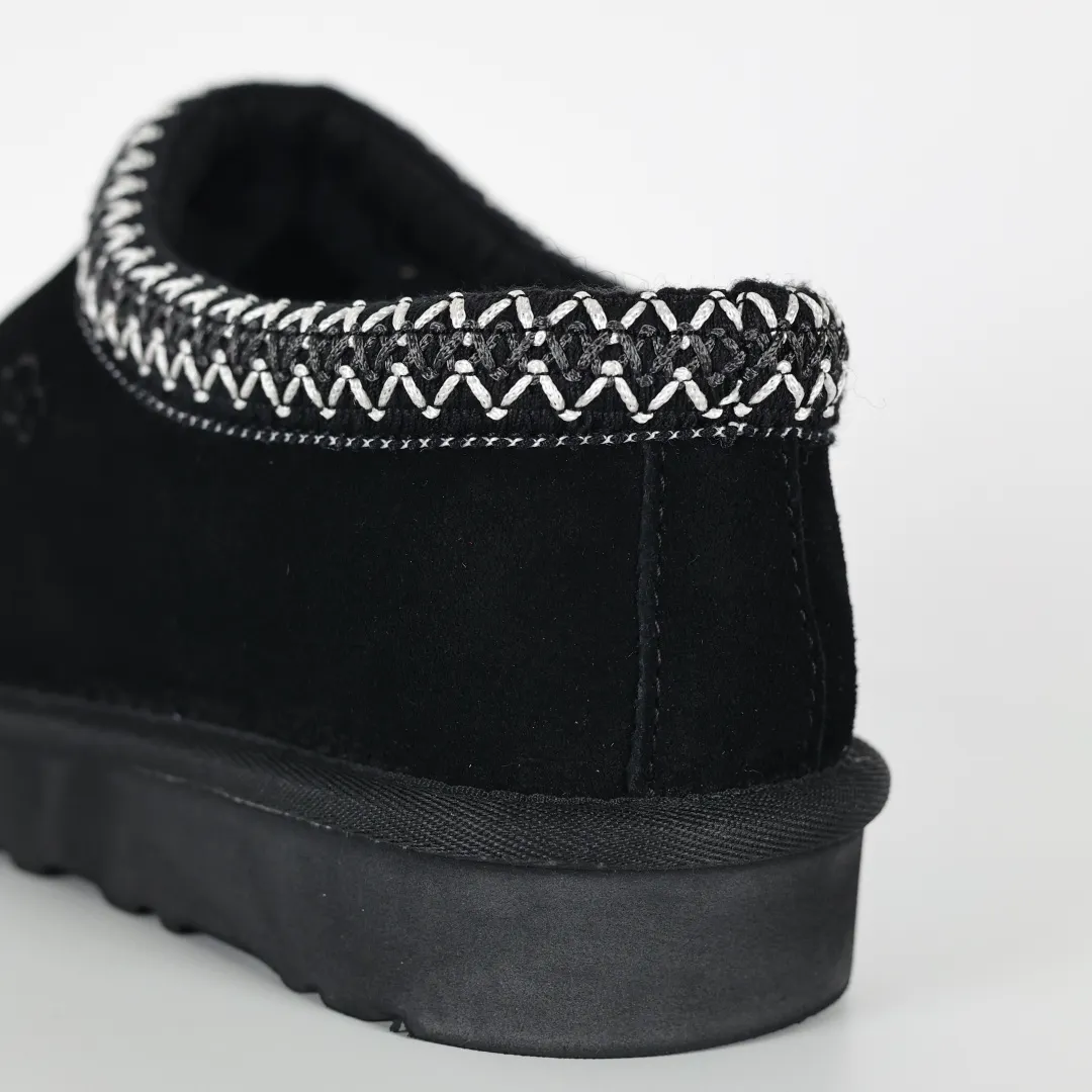 Copy price 💰540 Core recommendation Good price 5cm thick sole, independently developed original outsole, cashmere insole, keeping warm in winter, suitable for home use. In the new year, uug launched a style series, which is partially geared towards the preferences of young consumers. It has also moved to the forefront of fashion trends. Shoe body material, water-repellent coated suede upper, 17 mm UGGPURE™ implanted wool insole, lightweight non-slip and comfortable rubber outsole, with brand LOGO and trademark, with full package Size: 35 36 37 38 39 40 41 42 43 44 45